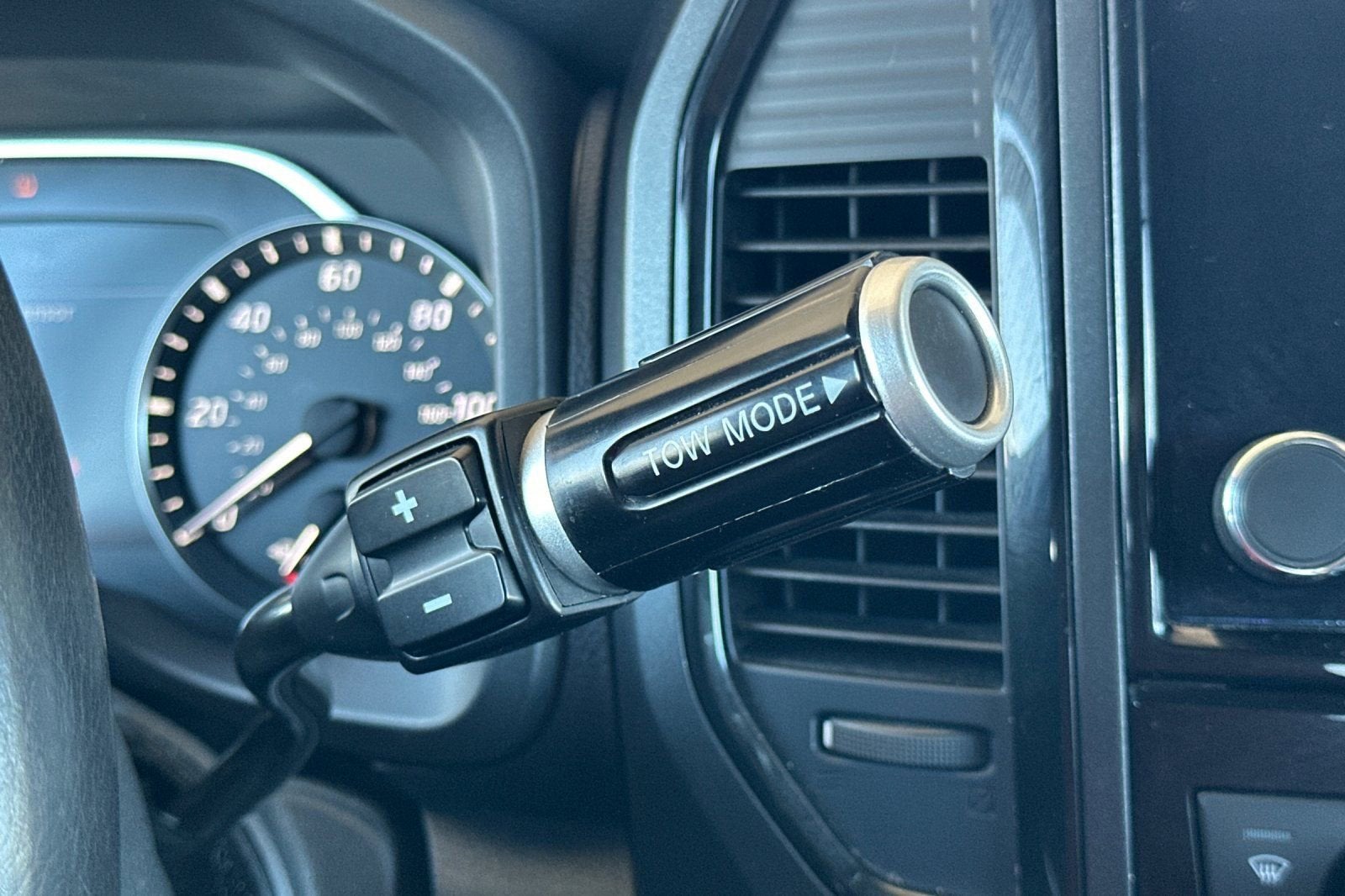 2023 Nissan Titan SV