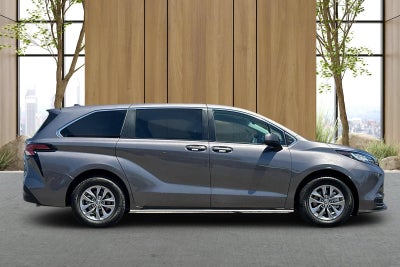 2022 Toyota Sienna LE