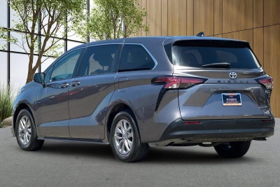 2022 Toyota Sienna LE
