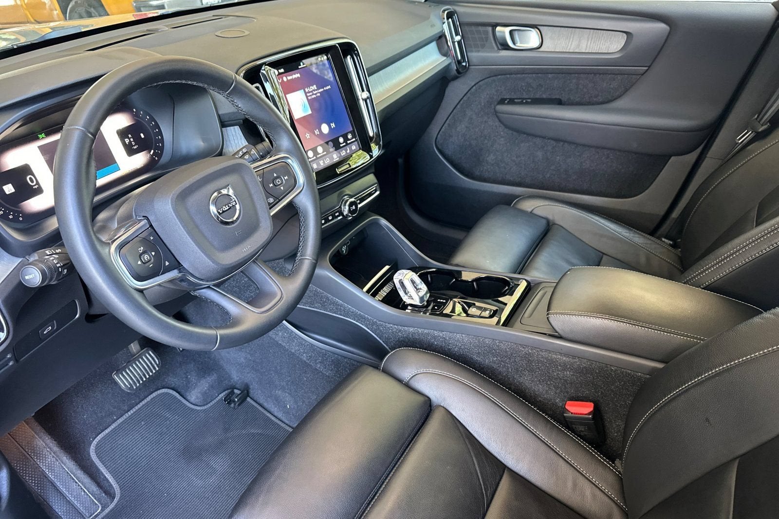 2023 Volvo XC40 Plus Dark Theme