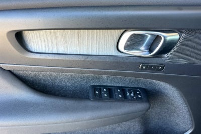 2023 Volvo XC40 Plus Dark Theme