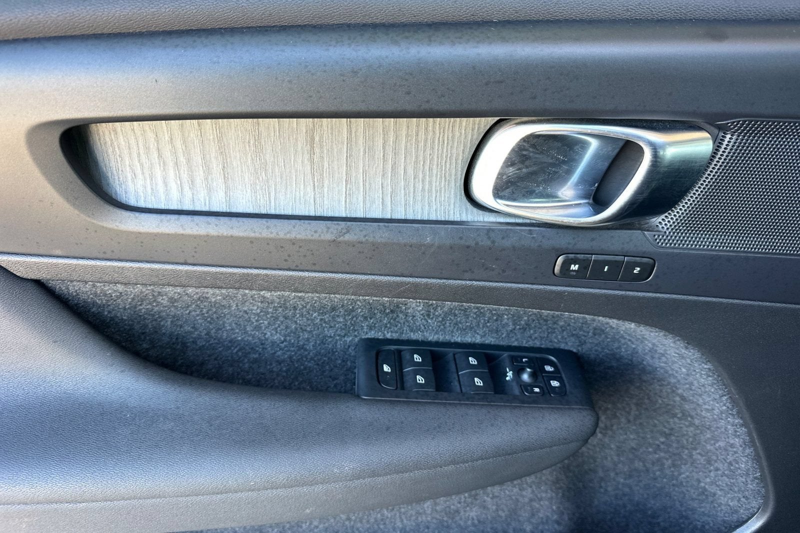2023 Volvo XC40 Plus Dark Theme