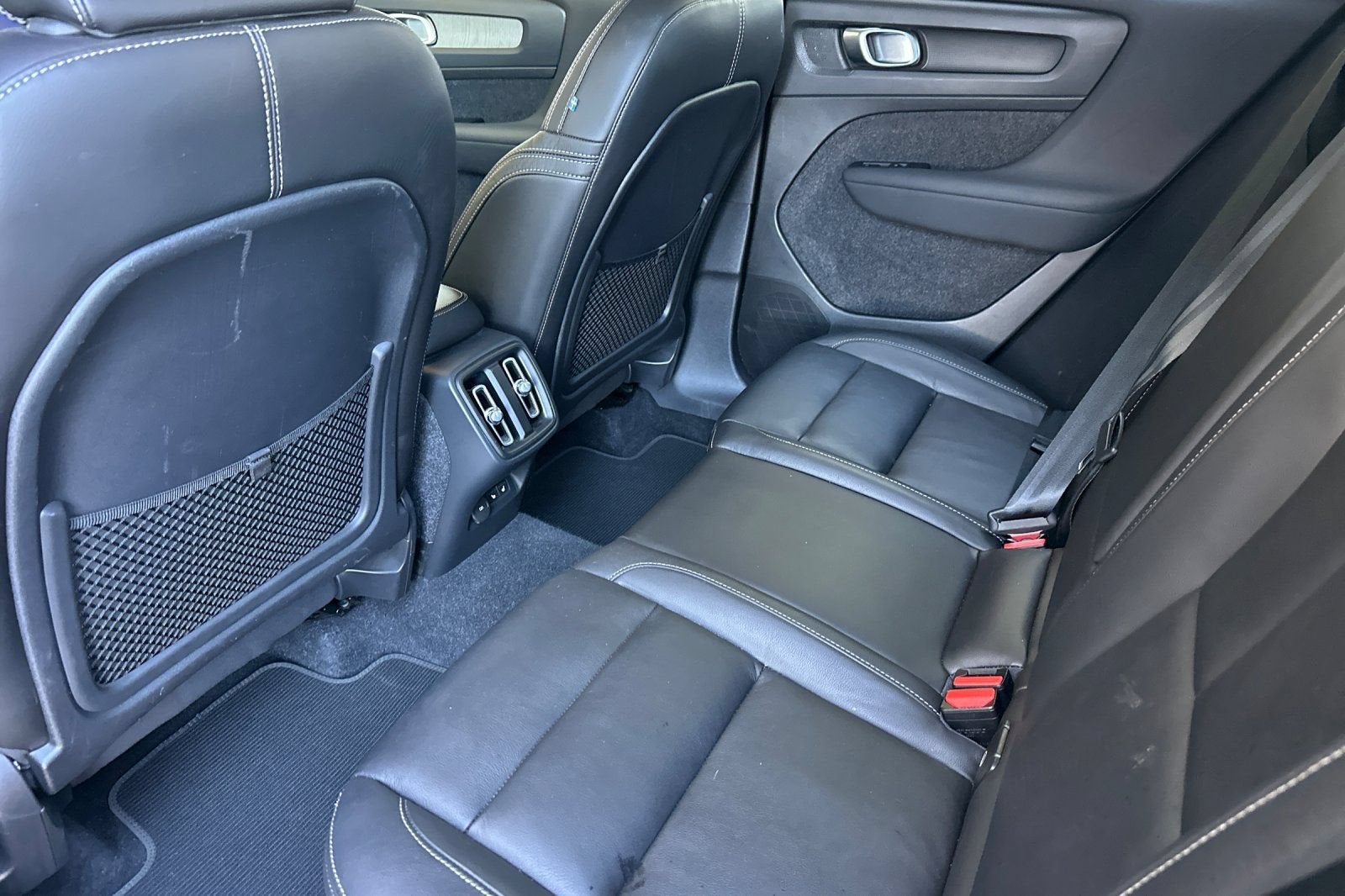 2023 Volvo XC40 Plus Dark Theme