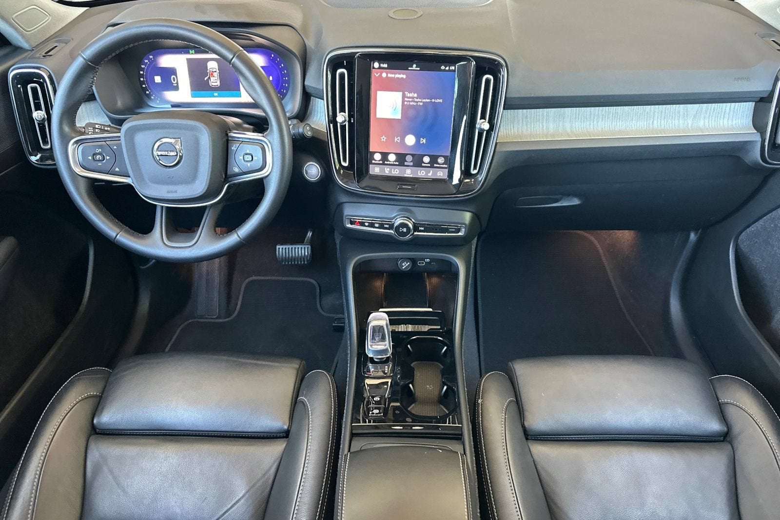 2023 Volvo XC40 Plus Dark Theme