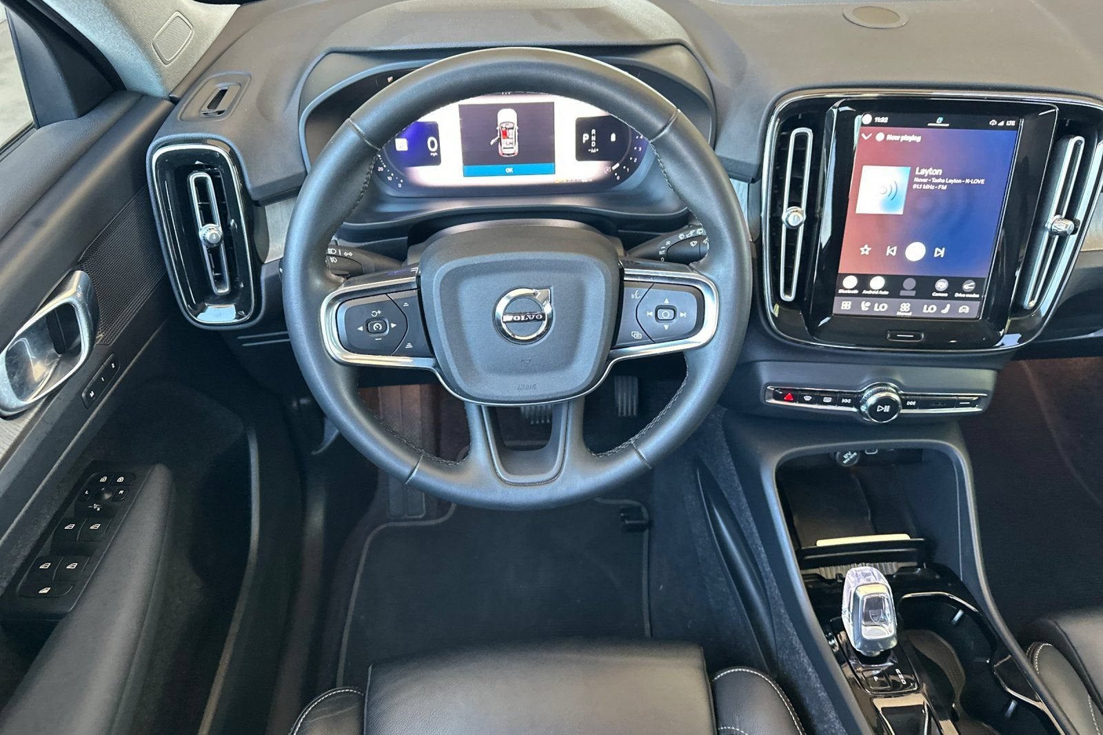 2023 Volvo XC40 Plus Dark Theme