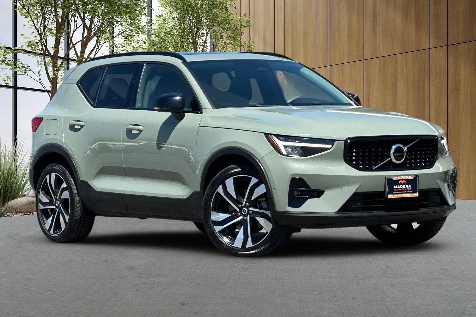 2023 Volvo XC40 Plus Dark Theme