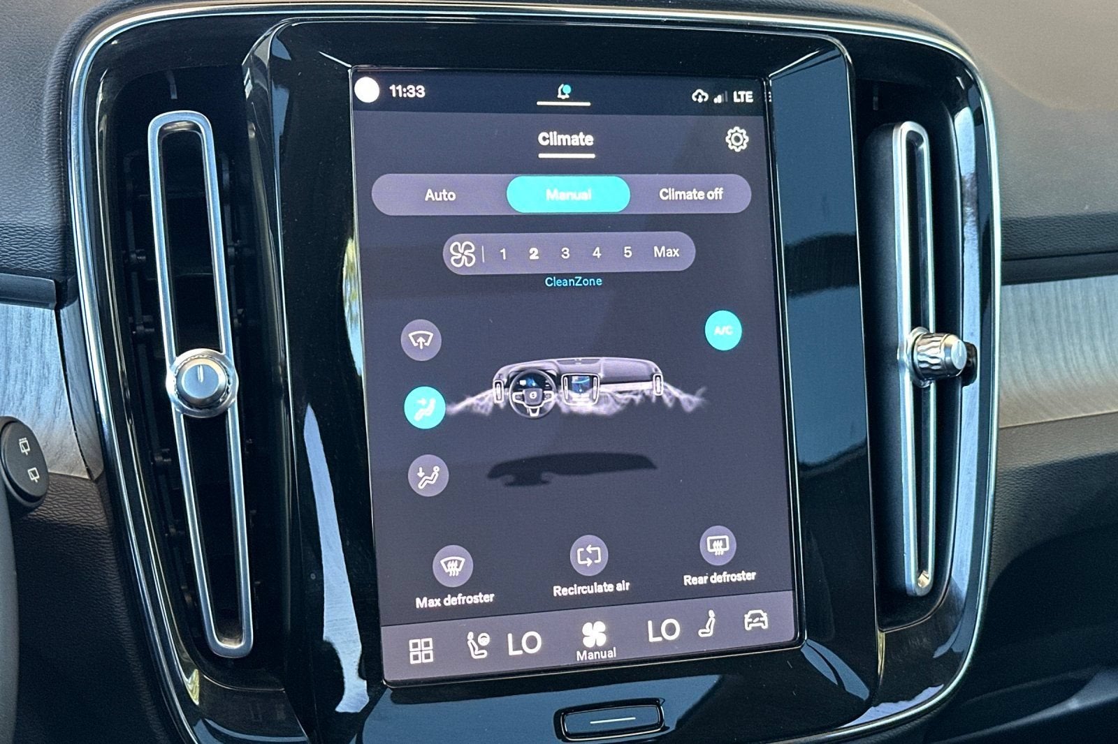 2023 Volvo XC40 Plus Dark Theme