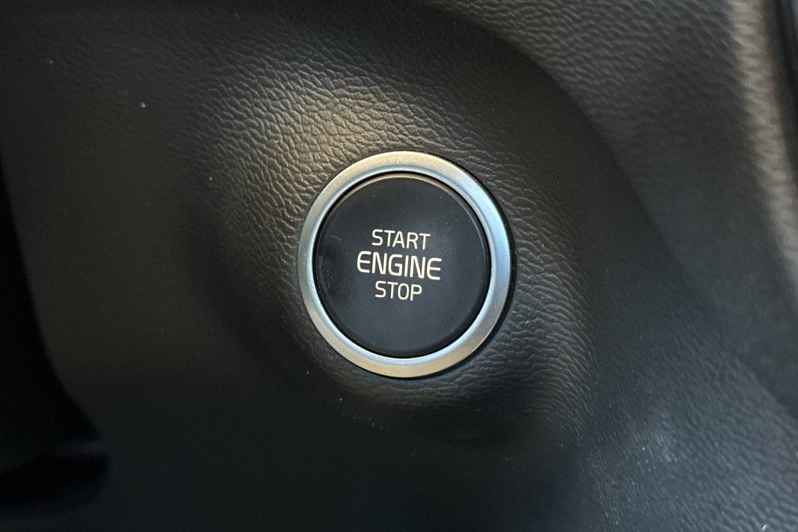 2023 Volvo XC40 Plus Dark Theme