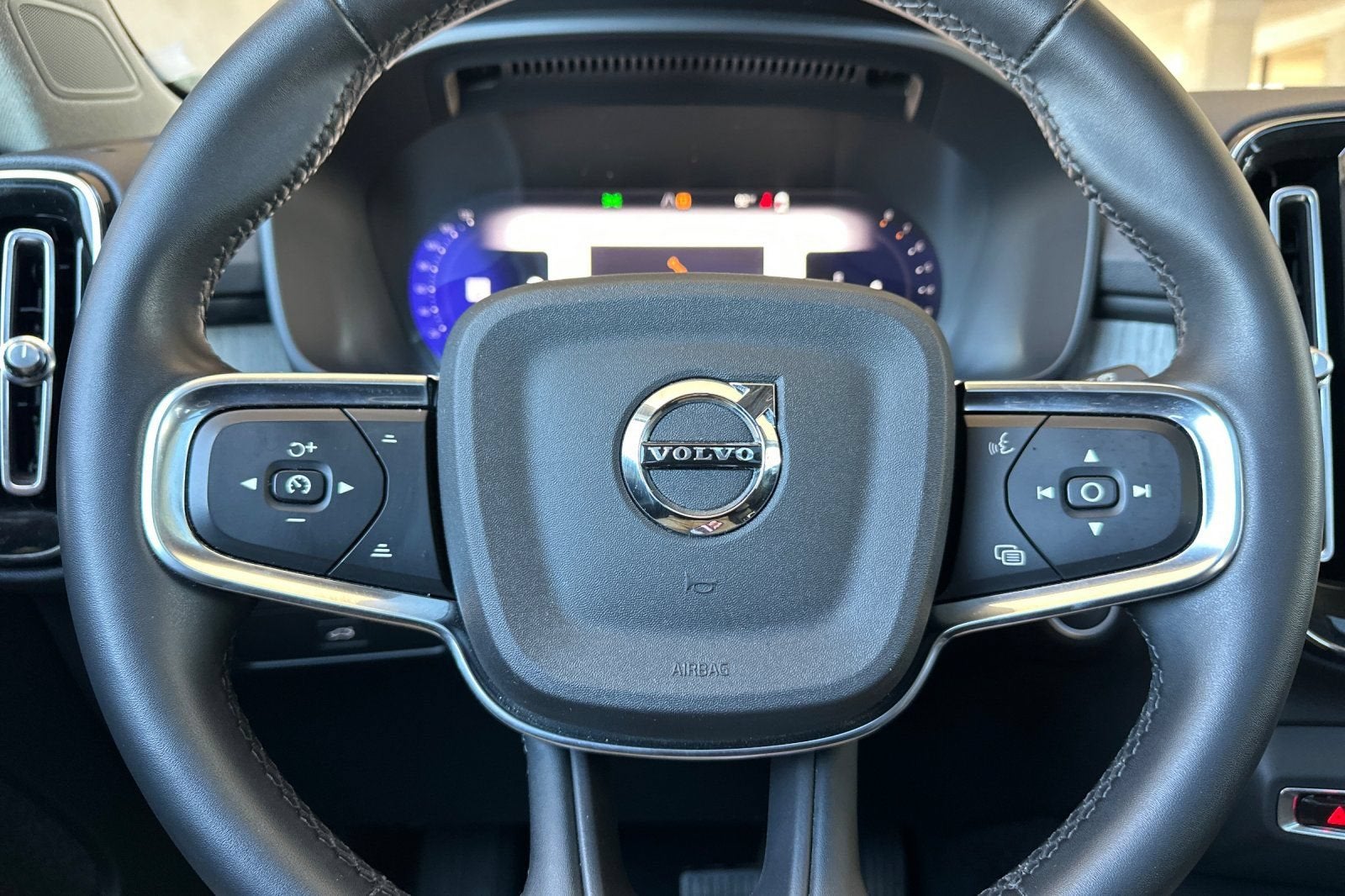 2023 Volvo XC40 Plus Dark Theme