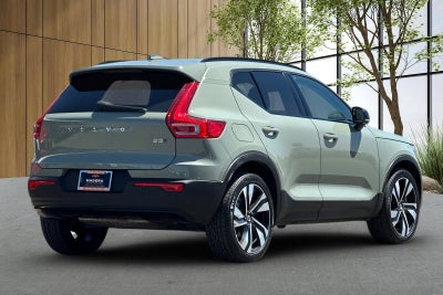 2023 Volvo XC40 Plus Dark Theme