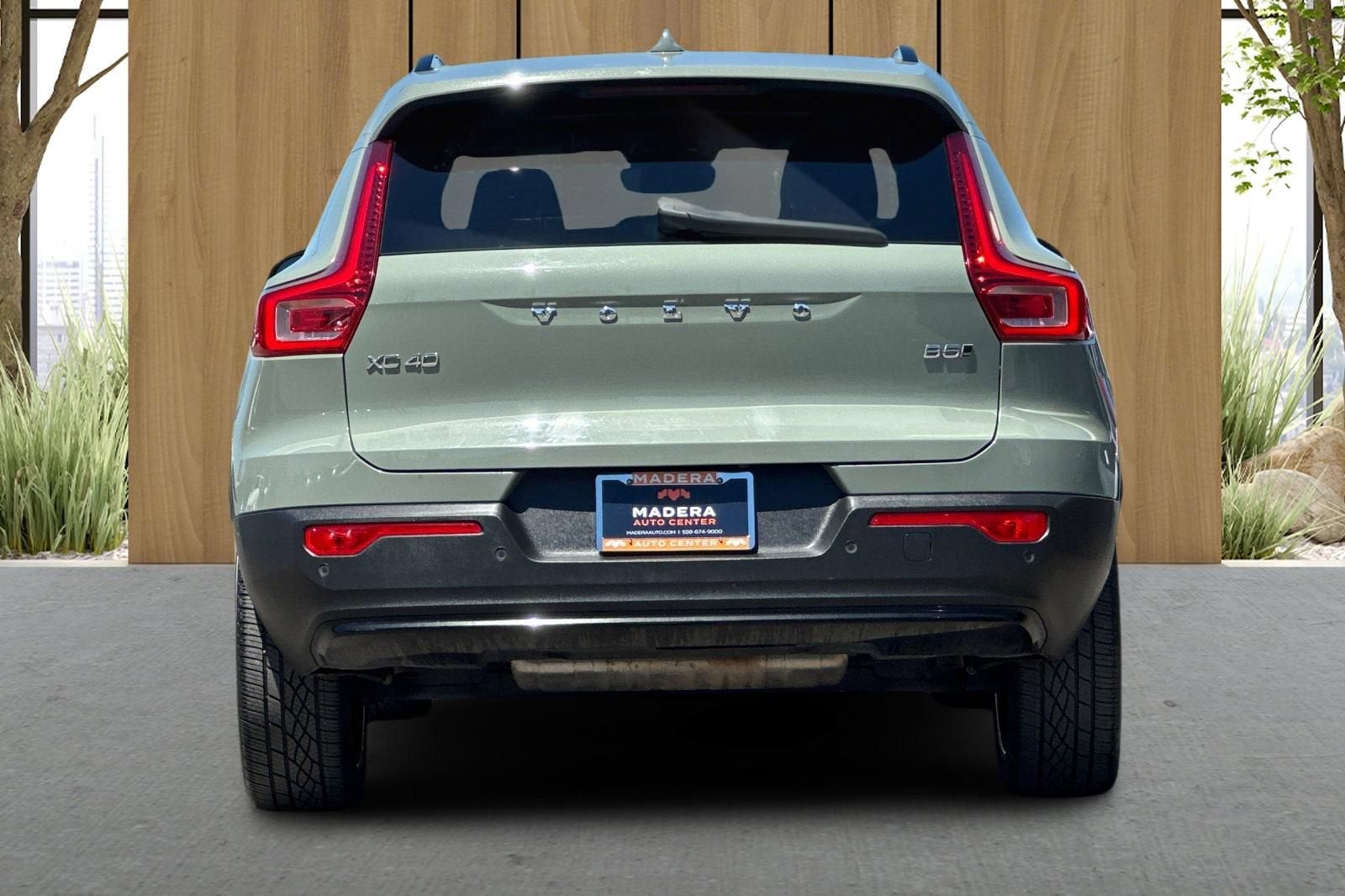 2023 Volvo XC40 Plus Dark Theme