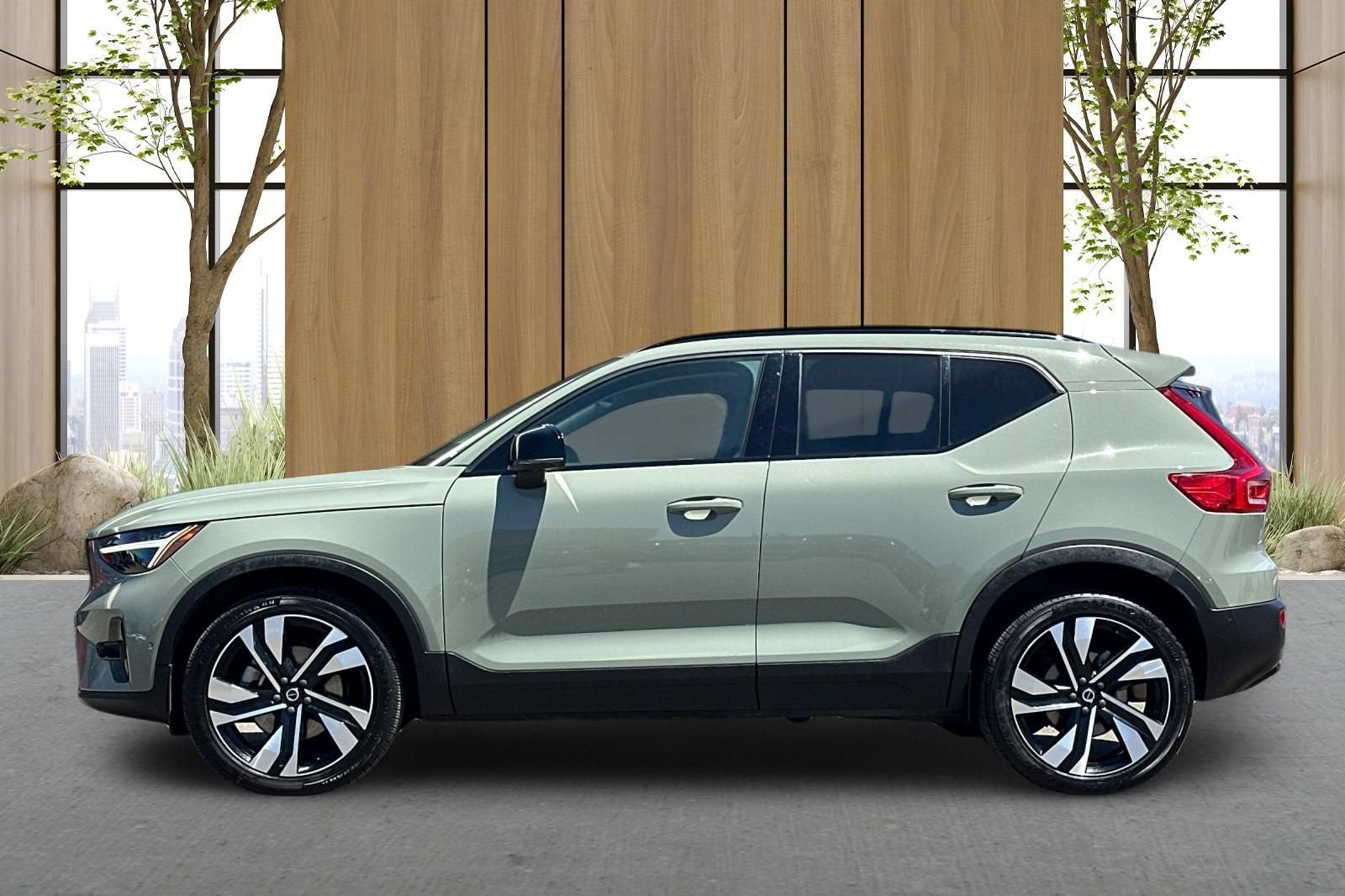 2023 Volvo XC40 Plus Dark Theme