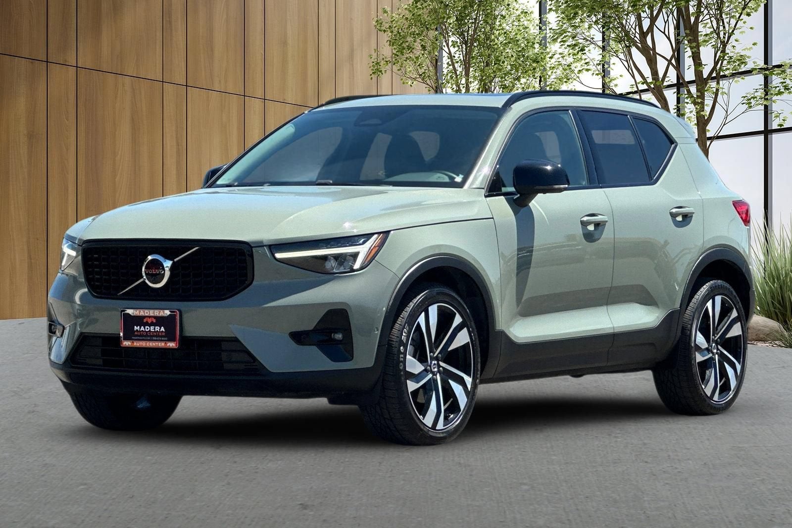 2023 Volvo XC40 Plus Dark Theme