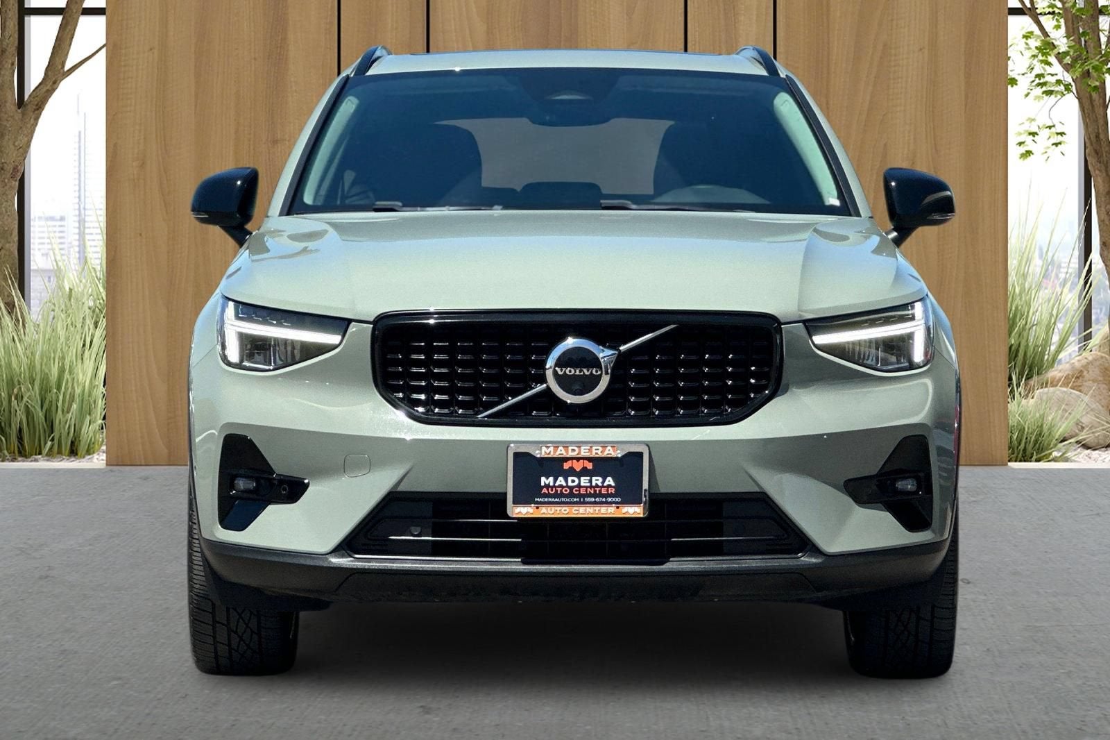2023 Volvo XC40 Plus Dark Theme